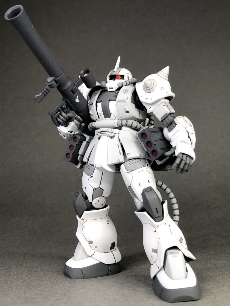 フル装備状態両肩スパイクにしたので置き場を失った予備弾は自作したラックで腰に設置塗装前に気づいたけど相当邪魔そうだ