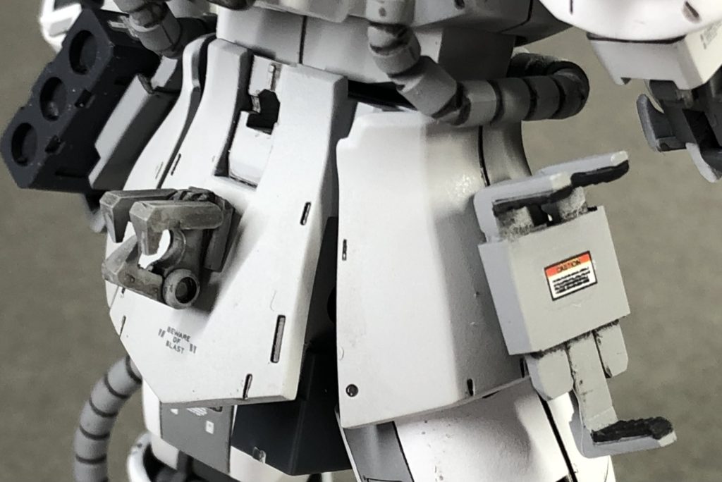 自作パーツバズーカ予備弾とヒートホークのラック重機っぽさをイメージ可動しそうで全て固定