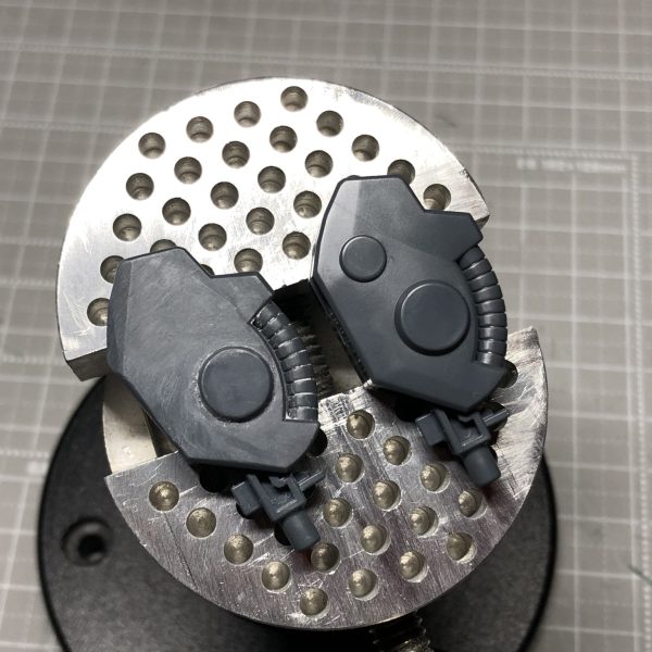 太腿と脹脛はダボ穴Cカット形状を確認しながら干渉部を削りあと嵌め膝は丸い突起を削り落とす正直、脹脛は段落ちで逃げても良かったかも上から下まで全て合わせ目処理が必要（4枚目）
