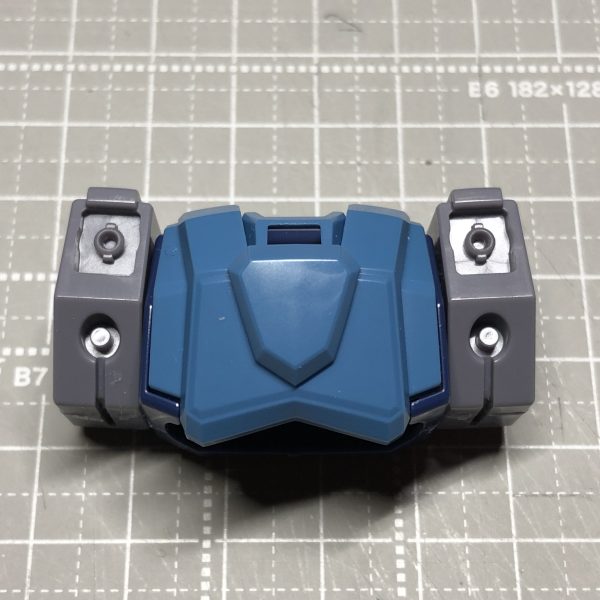 胸部は、肩ブロックを前後から挟み込む形式でどちらにも合わせ目が出る側面にピンの通り道を開けて受けをCカットそれぞれ合わせ目処理（3枚目）