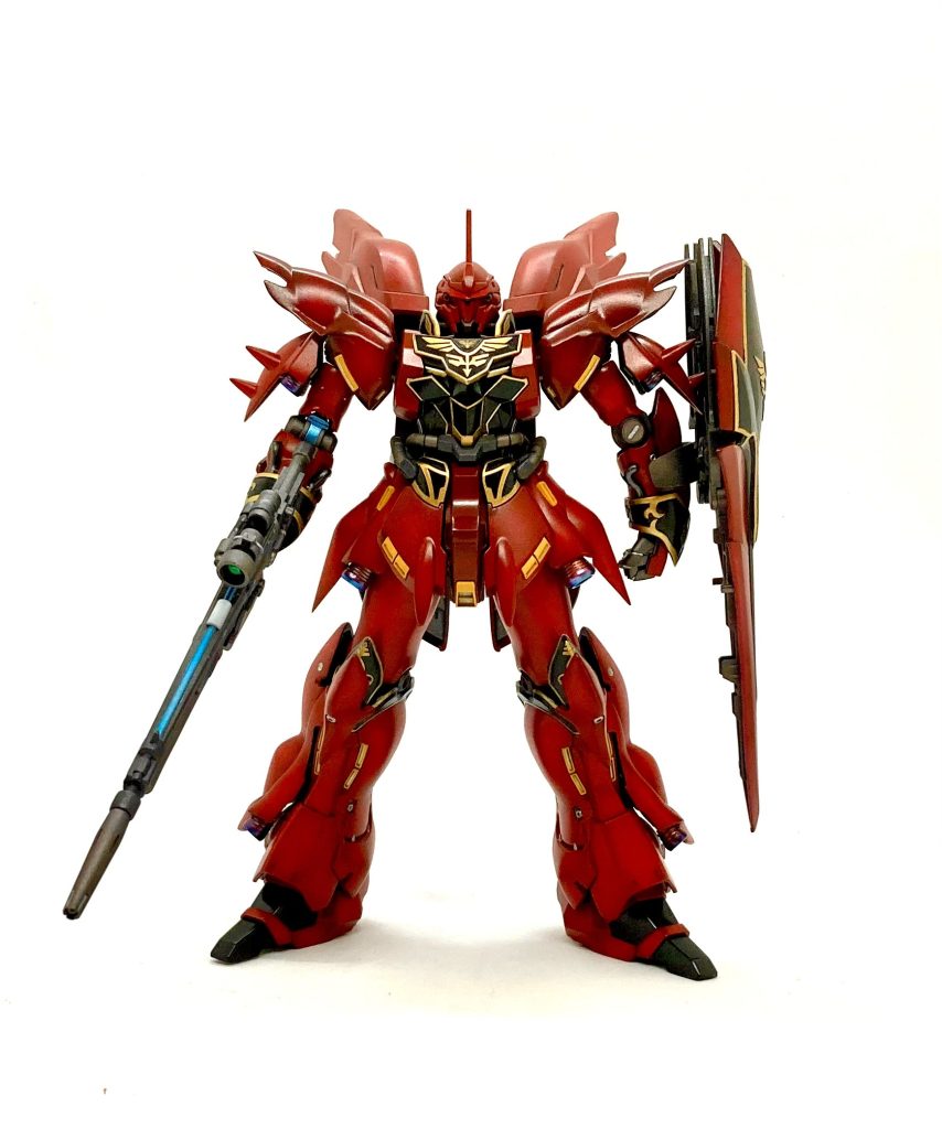 全ての合わせ目を消し(コレが意外と大変らしく🤔…  後ハメとマスキングを駆使したそうです😌)、黒サフからのグラデーション塗装。エングレービングは金色の上からエナメル塗料の黒を塗って拭き取ったそうで🧐