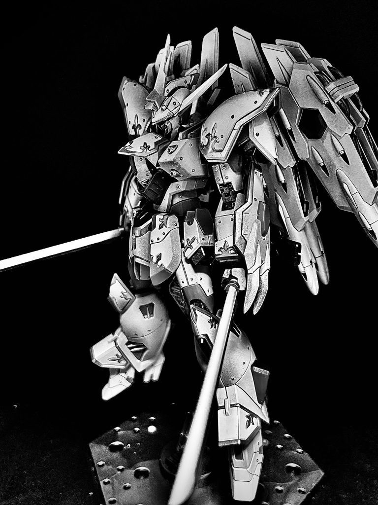 モノクロ加工するとシブい騎士感が増していいですねぇ🤔今回のキットで改造の楽しさがだんだんわかってきました😍出来ることが増えていくのは楽しすぎる🤩。。とゆうことは一体に掛ける時間が増えるとゆうことでもあり。。なかなか罪は減らないなぁとも🤣