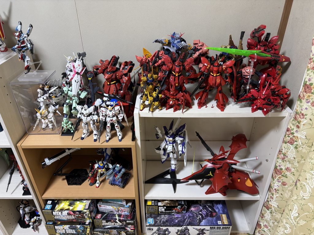 ほぼ関係ありませんが自分の作った物を飾るスペースです。見ての通りもうスペースが残っていないのでショーケース的なのを買おうかなと思っているのですがいい感じの大きさや使い勝手などオススメのケースや棚などあったら参考にしたいのでアドバイス頂けないでしょうか...