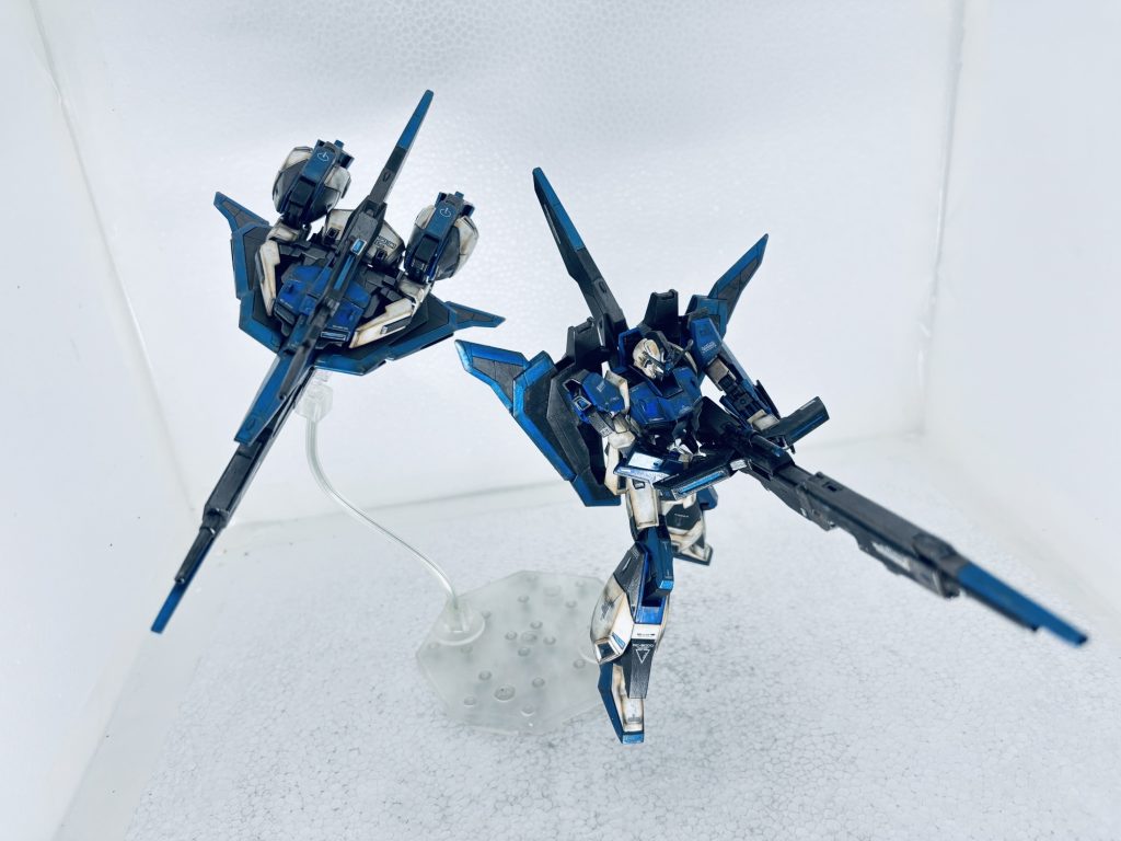 妄想設定グリプス戦役、第一次ネオ・ジオン抗争も終結し一時的に戦乱のない時が流れていた。連邦、ジオン、それぞれの陣営も疲弊し、経済的復活を目指すため、軍備に回す予算も抑制され、多くの技術者がリストラされていった。そんな中、職を追われた技術者達が人知れず終結。戦乱の世でこそ潤うアナハイムが秘密裏にこれを援助。新たな兵器開発が、進められていた。彼らはグリプス戦役中の名機、Zガンダムを廉価なパーツで量産出来ないかを検討。来るべき戦いの時代に、自らを輝かせるため取り憑かれたように兵器と向き合うのであった。 妄想終了