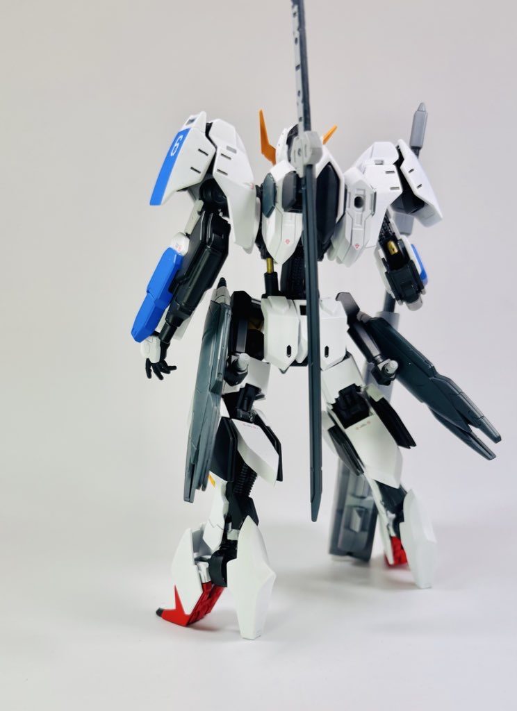 第6形態のマッシブな上半身に負けないように主に下半身を中心にプラ板やパテなどを使用して自分好みに作ってみました。