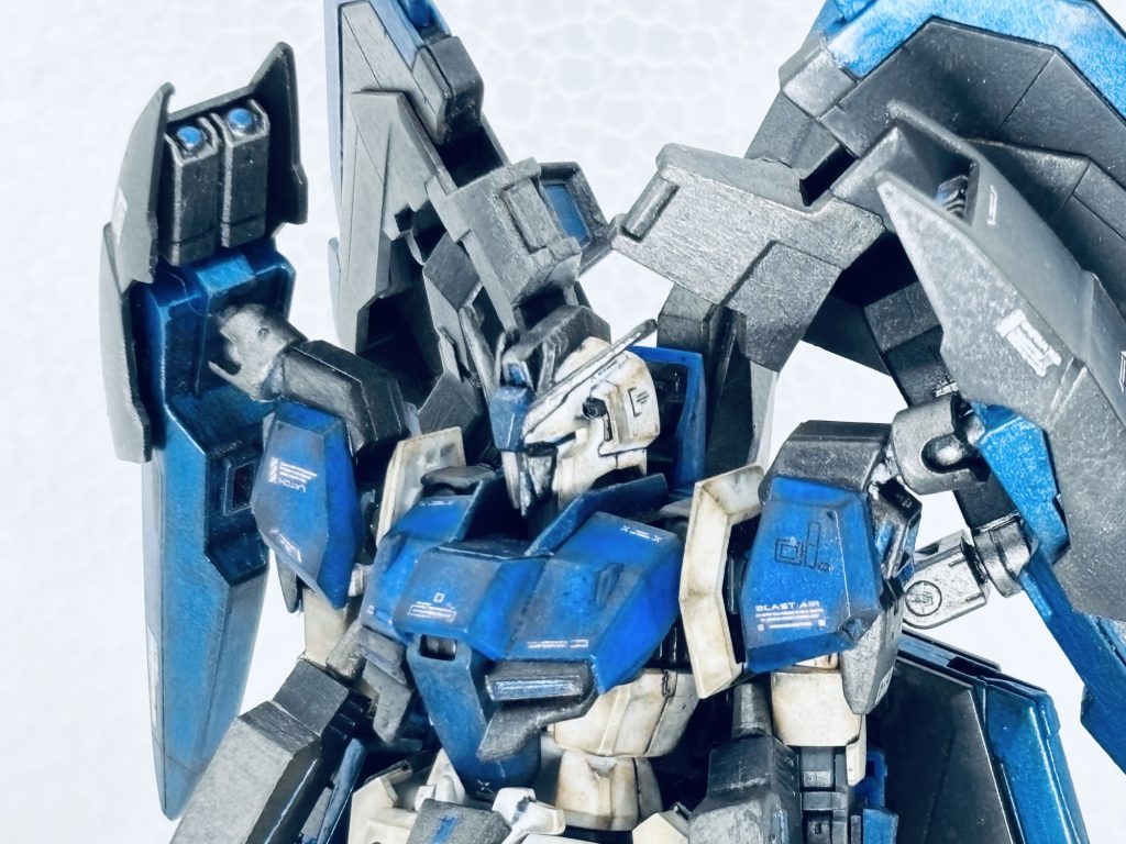 Zフォートレスは0088をベースにしてます。Zガンダムバタフライはリバイブがベース。頭部だけ0088にしました。変更は可能。0088の胴体内部フレームの一部を切断、リバイブのお尻に真鍮線&アロンアルファで接着。フライングアーマーとスタビライザーを増設しました。MSGジョイントパーツで上部フライングアーマーをフレキシブルに可動、肩にはボールジョイントにてシールドを取付けました。Zフォートレスのハイパーメガランチャーは、腕のパーツを動かして普通にグリップ持ちさせてます。コンポジットシールドブースターはボールジョイントにて取付ました。0088の胴体パーツを切断しているのでもう元には戻せません。素体MSスタイルの美しさを思うと後ろめたさもありますが、振り返らずに次に進みます。