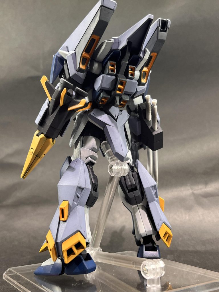 新たに導入したPROFIXのエアブラシのおかげで黒立ち上げからのグラデ塗装はかなり満足できています。一方背面のバーニア塗り分けは地獄でした…マスキングがうまくいかず、水性のマジックリン拭き取りだけで不十分だったので最後はハセガワのフィニッシュシートでバーニア内をごまかしました。