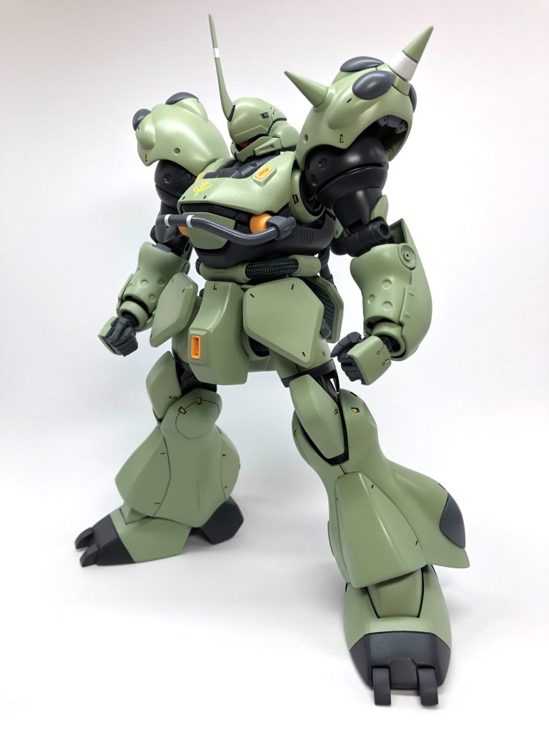 肩と脚アーマーのバーニアは、盛りパテの削り出しをヒートプレスでカバーを作成。胸部バーニアは、余りにも薄い⁈コクピットハッチ防御バーに、腰部バーニアユニットは、アーマーに変更。