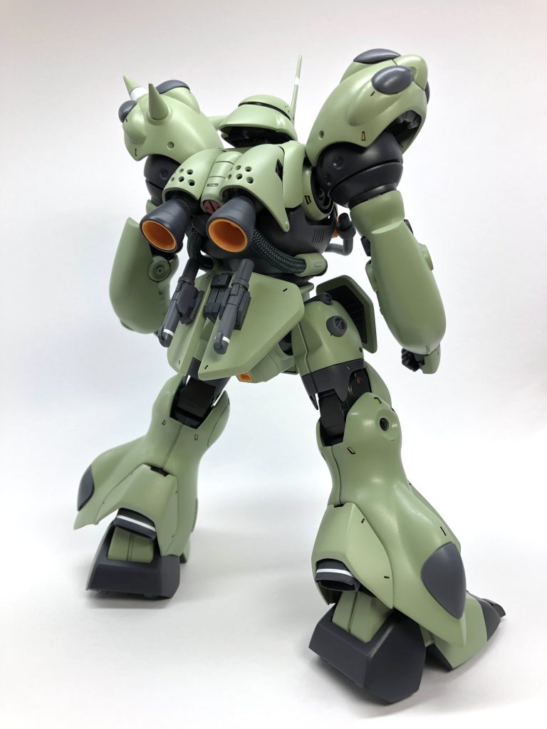 背面腰部アーマーは、ショットガン用ラッチで挟む簡単装着、ビームサーベル用マウントラッチを追加しました。フクラハギ部バーニアは、水中行動を想定したハイドロジェットという設定。