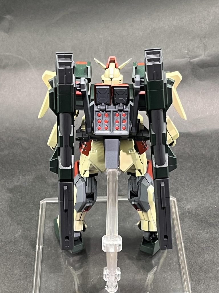 ところどころ塗り分けが必要な箇所はマスキングと筆塗りを併用。ミサイルポッドは何回かやり直しました