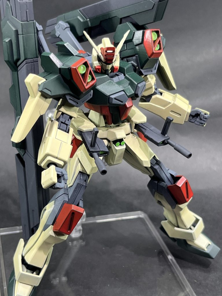 本体の色味はアニメイメージのサンドベージュ系に。膝などは水性拭き取りで下地のラッカー黒を出しています。