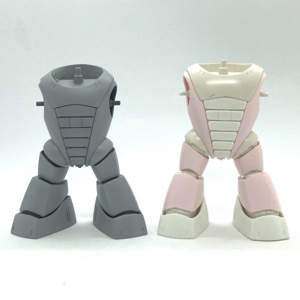『理想のアッガイ』製作中でございます。『理想のズゴック』と同じ、アゴが引きたいのですよ…  どうしても 😆ズゴックと違って“クビ”があるぶん なんとかなると思ってたんですが…“アゴを引く”のと“下を向く”のは違うんですよね。よだれ掛け(?)の部分を前後に分割して、切断面で5mm延長。首全体を前・下に移動してみました。長すぎる脚も、膝・脛・足首で2mmずつ、計6mm縮めてあります。正面から見てもらうと分かるかな〜  腰の位置、首の位置、肩の位置が少しずつ違うのが😅 （2枚目）