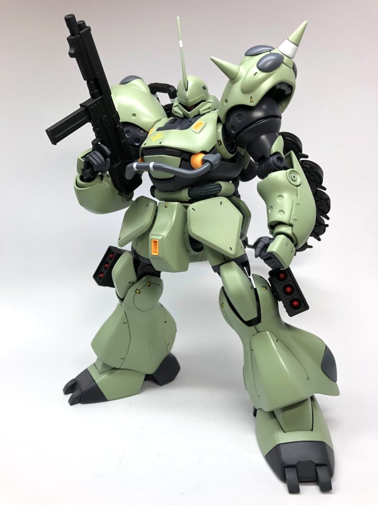 武器類はF2ザクより、マシンガンとミサイルポッドを流用しました。塗装はガンダムカラースプレーのベタ塗りです。一年戦争末期のジオン地球軍には、試験採用機体にオリジナルカラーを施す余裕など無いだろうという解釈です。(実は余裕が無いのは、エアブラシ購入資金だったりして…)