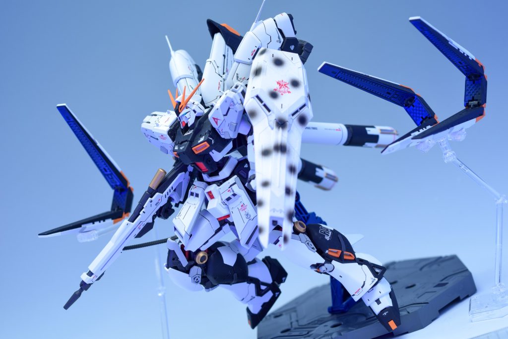 ファンネルの内側を蛍光クリヤーで発動をイメージしましたが、発光が少し弱めです…