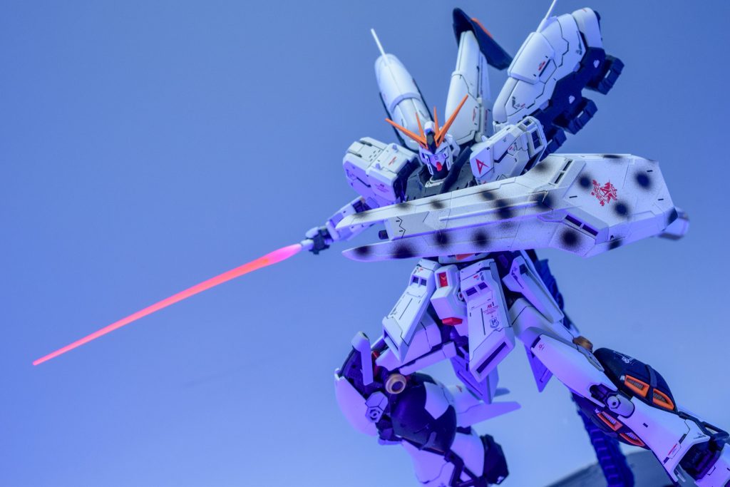 ビームサーベルも蛍光色で塗装しました！