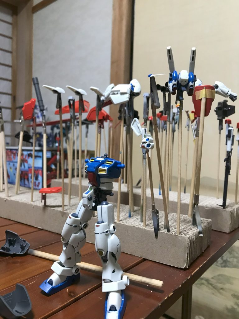 ROBOT魂ばらしたの初めてなので苦戦。樹脂がプラモデルとは違うためプライマ塗装し墨入れ実施。勝手が違うので大変でした。