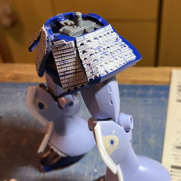 ポンチでプラ板に穴を🕳️開けていき、それをサイドアーマーに接着していきましたここまで見たら武者ぽくもありますが西洋風に行くつもりです端午の節句🎏に完成させて五月人形⁈なんてのも、ちょろっと思いましたが日数的にも最初の案とも違うので、やめておきますσ(^_^;)（1枚目）