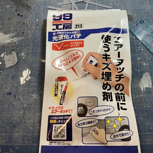 フロント、サイドとやったからには後には引けぬ⁈ 笑と言うわけでリアアーマーにもプラ板工作しました真ん中の見切りには前回のポンチ穴で出たプラ板をリベット代わりに貼ってみました 膝部分のプラ棒積層の隙間に光硬化パテを使いました臭いがなく硬化してもカチカチにはならなくて削りやすかったです☺️（3枚目）