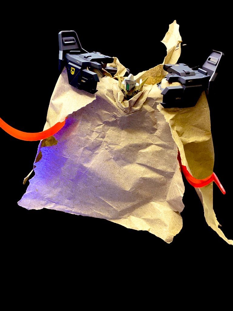 過酷な環境に対応すべくマントを装備する事も可能。若干ながらビームコーティング性能を有しており威力の低いビーム兵器なら防御可能。