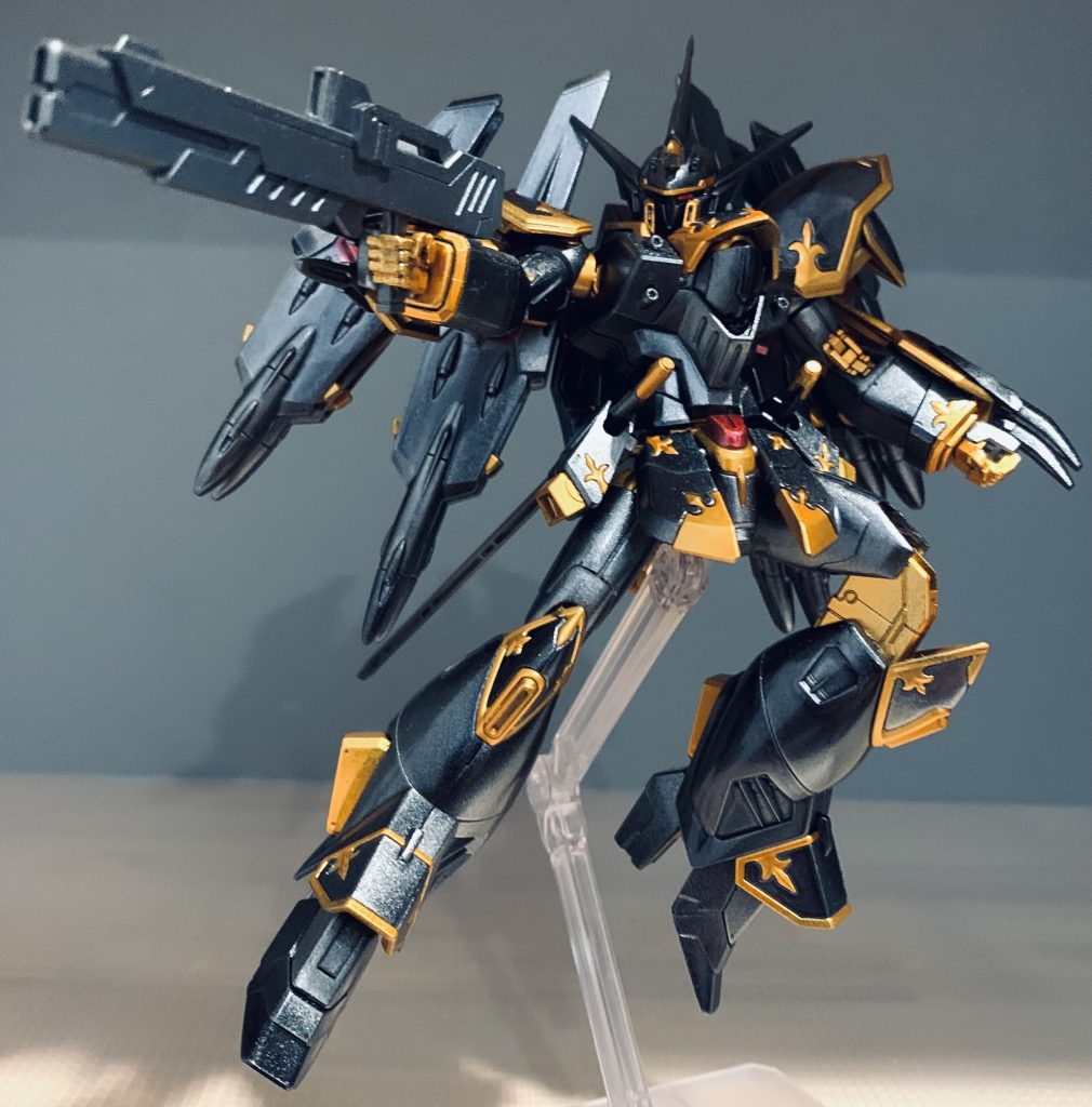 黒部分は黒サフ、スターブライトシルバー、クリアブラックのキャンディ塗装。金部分は黒サフ、スターブライトゴールド、クリアイエローのキャンディ塗装。