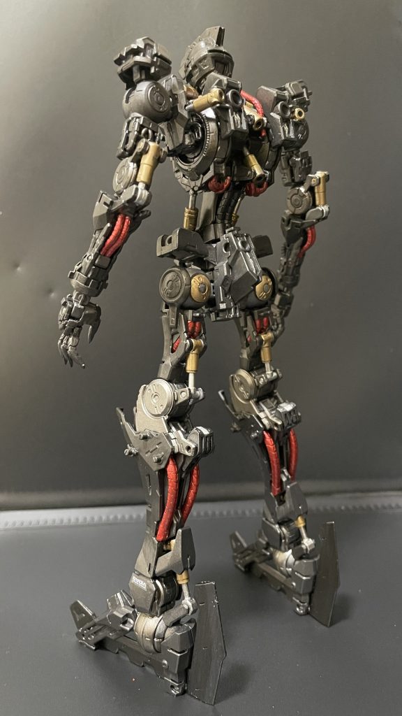 フレーム背部。動力パイプやシリンダー等はシルバーやゴールド、メタリックレッドを使用しリアル感を出しました。