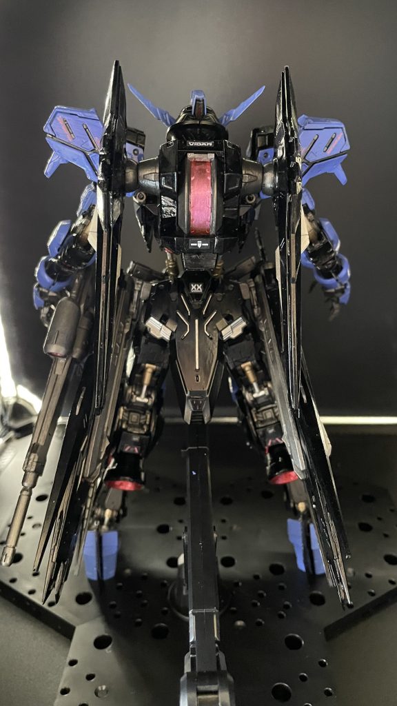 バックパックの艤装用エイハブ・リアクターは内部フレームをシルバーにしピンクの発色を良くしました。