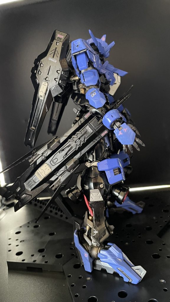 ブラックの装甲は黒サフからEXブラック（光沢）を使用し光沢を強調。