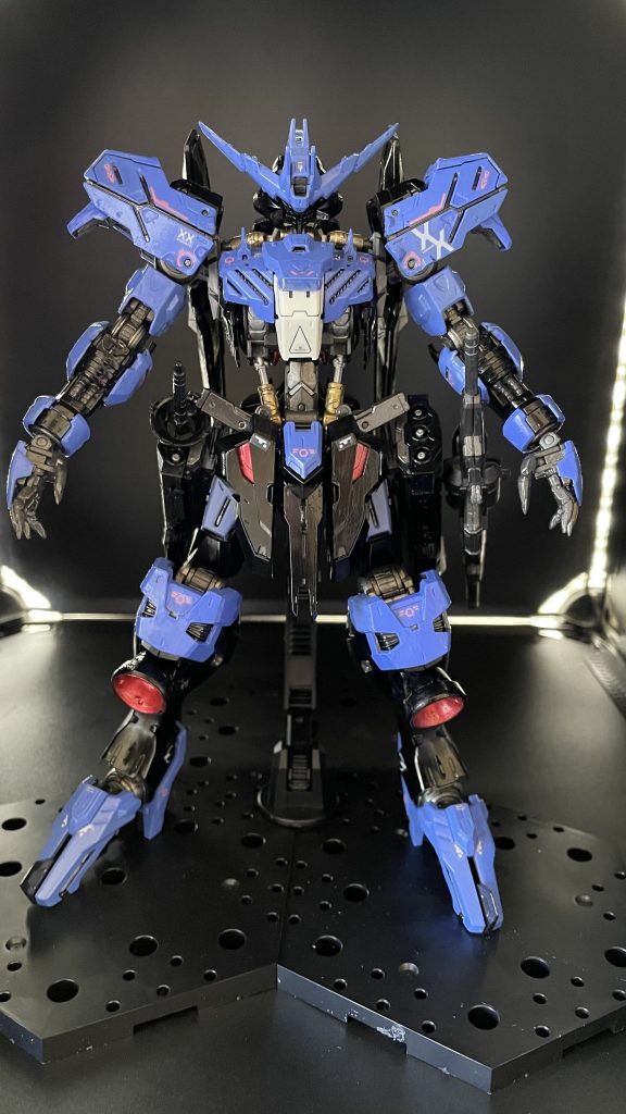 ブルーの装甲はガンメタ下地のロイヤルブルーで塗装し爽やかさと重厚を両立したカラーリングに仕上げました。