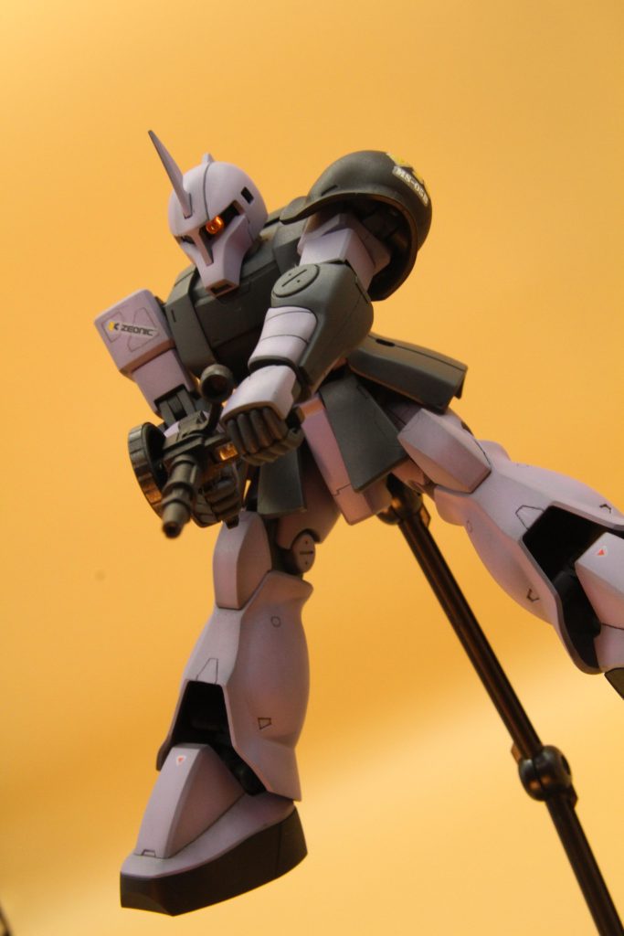 本体は初投稿のザクⅡのリベンジで黒立ち上げにパープルを重ねてみました。◯い三連星に見えますが…自分のなかのジオン系は藤色にしたい！ので、三連星カラーとの配色の区別に勝手に苦労しました。