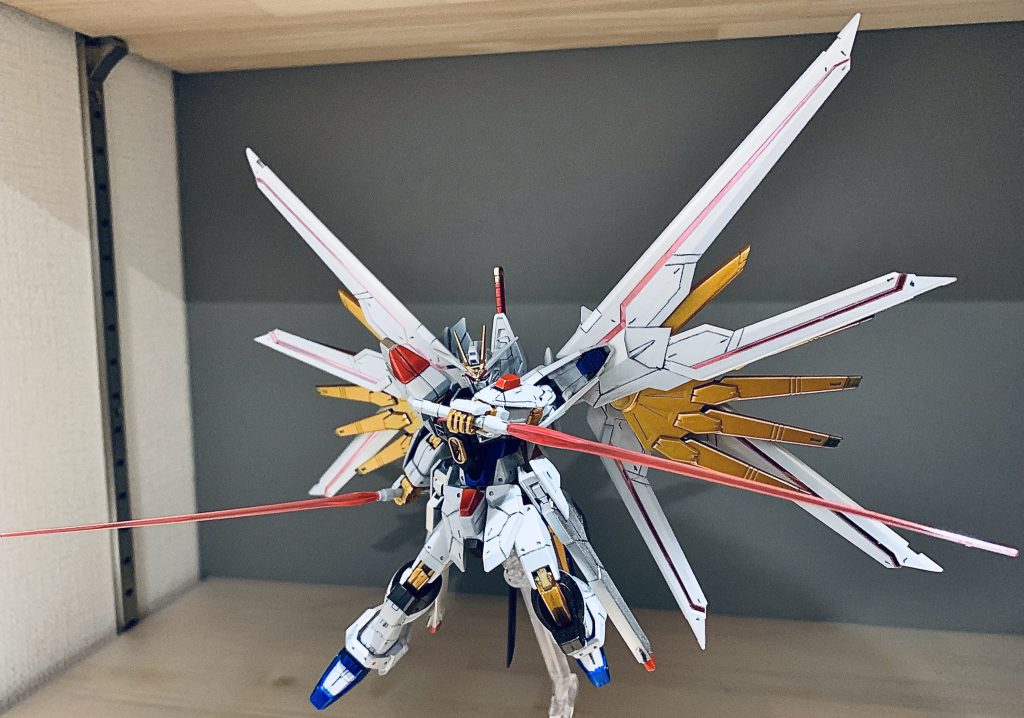 背中の羽のシール部も塗装しようと思いましたがシールの出来がいいのでそのまま使用しました。