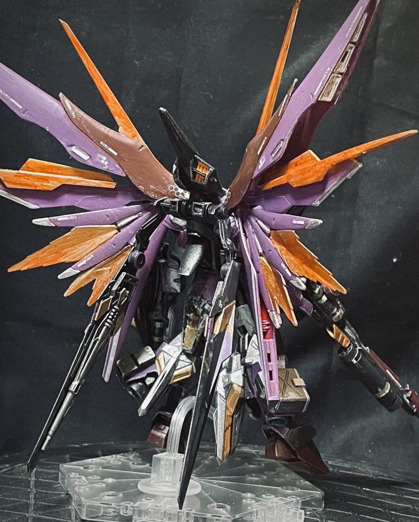 バックパックはジェミナスの高機動ユニットをミキシングすることで立体的に展開高機動ユニットにはライフルが内蔵されているため、肩上や腰回りから前面に展開可能