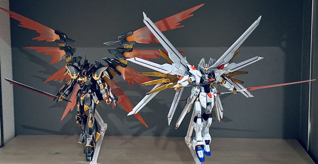 ライバル機のブラックナイトスコードカルラと並べて飾っています。白黒でいい感じになっております。