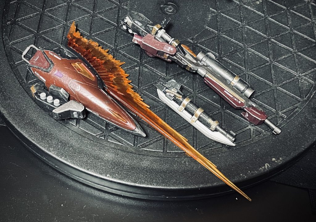 シールドにはシナンジュの片刃のビームアックスを展開できるように