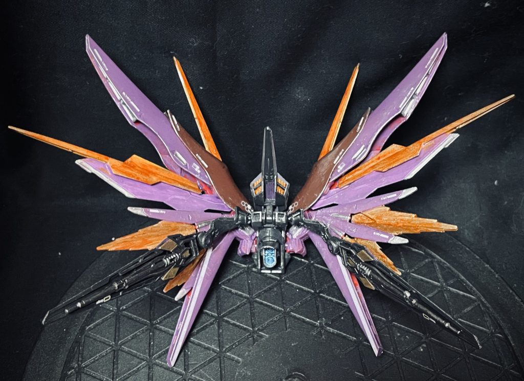 バックパック今回1番時間がかかった箇所光の翼の代わりにフィギュア用のオーラエフェクトをカットして貼り付け