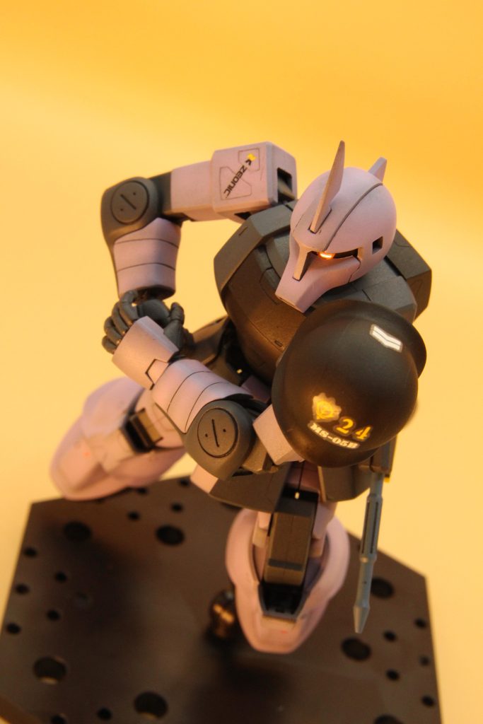 トゲがないのにこの迫力！今回のモノアイは3Dレンズシール？を使用してみました。蛍光カラーとブラックライトほどの発光はありませんが、光量が少なくても非常に目立つ！これはこれでいいですね〜