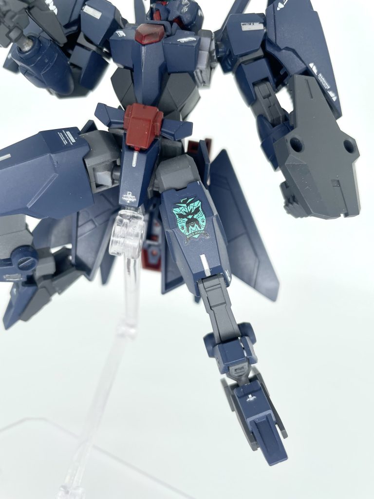 ……と言うのは建前であり、本来の目的はビルドダイバーズの正統後継者として、その地位を確立するために作られたフラッグシップ機である。その証拠として、コアガンダムALSには、ビルドダイバーズのフォースデカールが貼られている。当然だが、許可などは一切取っていない。だが、ヒトツメに立ち向かうかつての英雄の姿をしたガンプラを見て、何も知らない大衆がどの様な感情を抱くかは明白である。