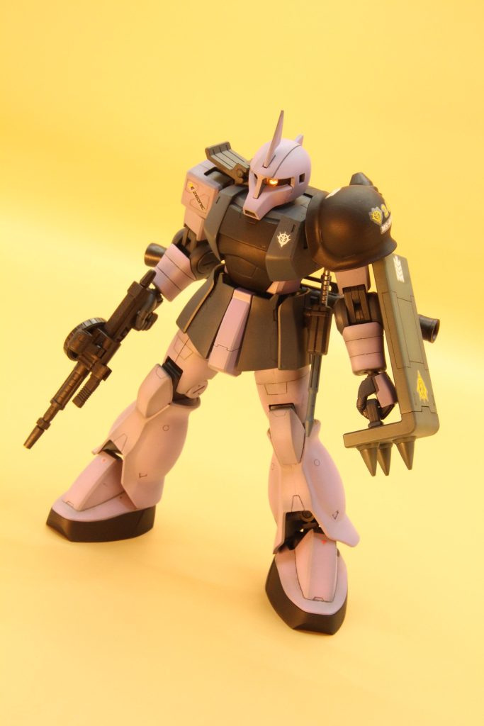 まず、キットの素材がやばいです。本体の造形といい、武装の充実具合といい…すでに弱そうに作ることが不可能では…