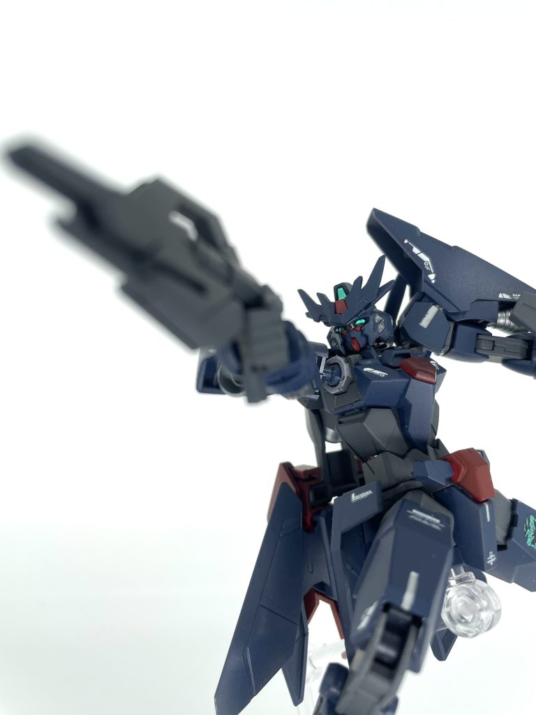 エルドラGMの完成後、発生した鏡砂不足を解消するため行われたアプローチは二つあった。一つはヒトツメの鹵獲。そしてもう一つが、ガンプラ自体のダウンサイジングであった。18メートル級の機動兵器の汎用性は言うまでもないが、実のところ、ビルドダイバーズのガンプラは半分がその等身を満たしていない。このことから、ガンプラのサイズ＝性能ではないことが証明され、それに気づいたスルトが鏡砂の節約のために本機の設計を開始した。 