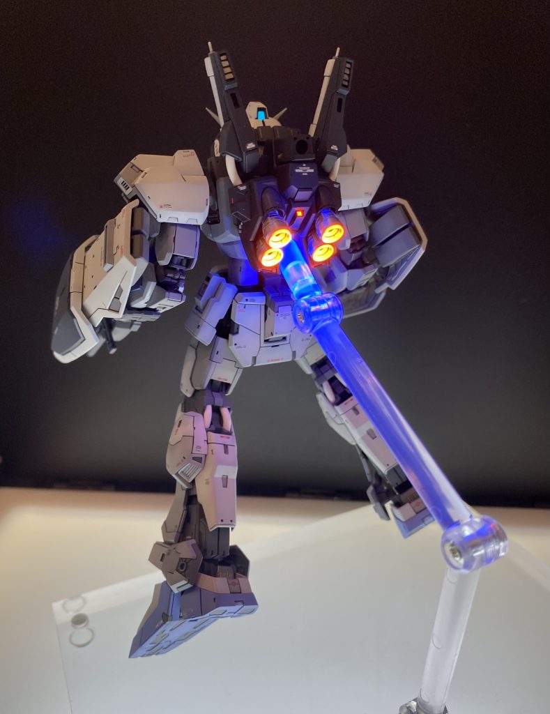 蛍光塗料で光るよ。