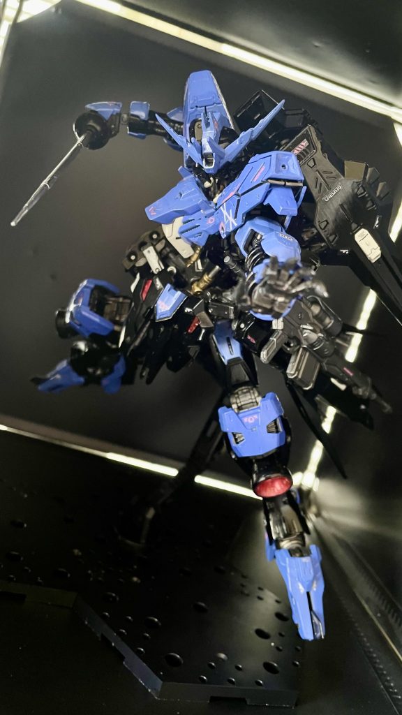 バーストサーベル用いてポージング