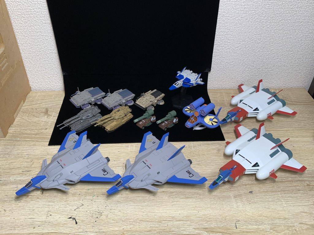 今自宅にある連邦軍のサブメカを全て並べてみました。コアブースター005号機・006号機、ジェットコアブースター2機、61式戦車2両、ホバートラック3両、ファンファン、大口径バルカン砲重装甲車、セイバーフィッシュとけっこう集まってきました。他に狙っているのは、ロボット魂のスペースランチ、モビルスーツインアクションのTINコッドあたりです（笑） 
