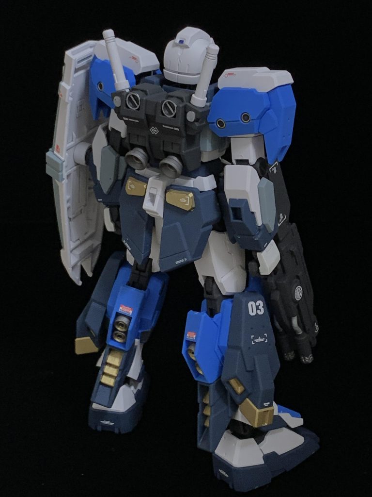 本体のイエロー成形色は全てゴールドで塗装しました。つや消しを吹くと主張しすぎない感じになってよきです。各所のノズルも手を抜かず部分塗装しました。以下、簡単にポージングです。