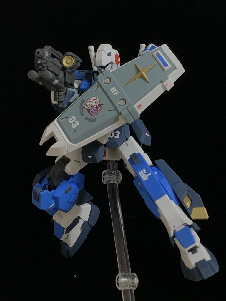 シールドの丸穴にはメタルパーツを取り付けてみました。