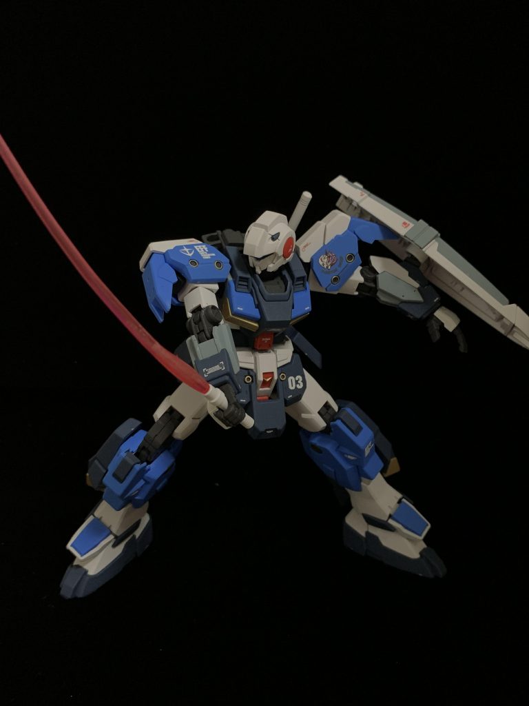 今回もビームサーベルを湾曲させてみました。軽くやすりをかけてパーツの透明度も落としています。