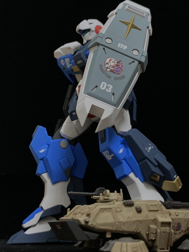 先日製作したホバートラックとの移動シーンで〆。ご覧いただきありがとうございました。ガンダムや連邦系が続いたので、そろそろジオン機作りたくなってきました（笑）カラーレシピ：ゴールド部：ガンダムマーカーゴールドバックパックバーニアノズル：ファレホメカカラーダークスチール関節色：ファレホプライマージャーマンパンツァーグレー手甲：ファレホメカカラーオフホワイト（下地にプライマーのアイボリー）