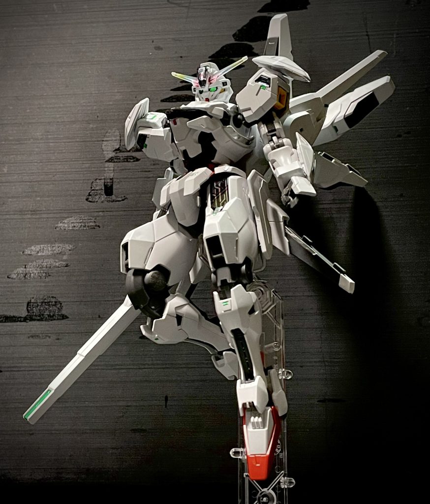 ホロシールの余白のシルバーや選択式で使わなかったブラックなどもカットして各所に貼り付け