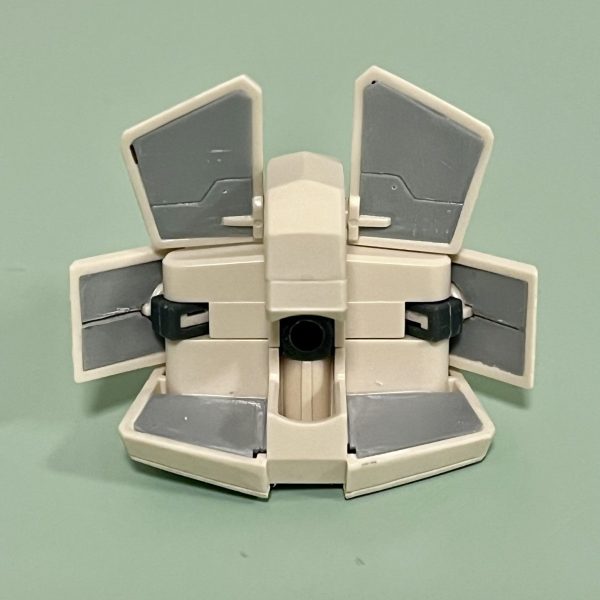 定番のアーマー裏打ち。0.3mmプラ板をざっくりと切り出してから、ハマるサイズになるまで少しずつ形を整えていきました。足外側についている追加スラスター裏も気になったので裏打ち。組み立てたらほとんど見えません。ふくらはぎの窪みも、スラスター感を出すためスジ彫りを入れてフィンの様なデザインに変えました。一番気になっていた足首はキットのままだとボールジョイント軸丸出しなので、周りにプラ板を貼って太さを出しました。ただ、その分稼動は犠牲になっています。リアアーマー外側は出来る限りシンプルにしつつも、少しだけディテールアップをしました。パカっと外れそうな感じに仕上げられたと思います。首周りは後ろ側がのっぺりしていたので、こちらも0.3mmプラ板を貼ってディテール追加しました。正直組み上げたらほぼ見えない所ばかりですが、気になったならやってみよう！という事で。（1枚目）