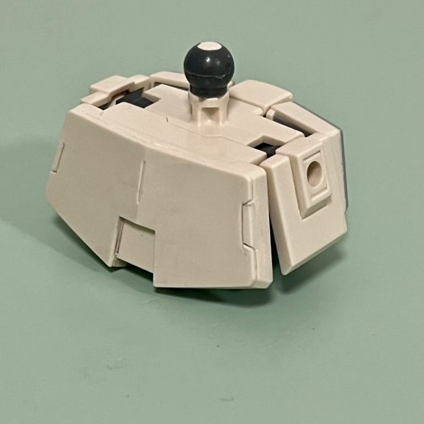 定番のアーマー裏打ち。0.3mmプラ板をざっくりと切り出してから、ハマるサイズになるまで少しずつ形を整えていきました。足外側についている追加スラスター裏も気になったので裏打ち。組み立てたらほとんど見えません。ふくらはぎの窪みも、スラスター感を出すためスジ彫りを入れてフィンの様なデザインに変えました。一番気になっていた足首はキットのままだとボールジョイント軸丸出しなので、周りにプラ板を貼って太さを出しました。ただ、その分稼動は犠牲になっています。リアアーマー外側は出来る限りシンプルにしつつも、少しだけディテールアップをしました。パカっと外れそうな感じに仕上げられたと思います。首周りは後ろ側がのっぺりしていたので、こちらも0.3mmプラ板を貼ってディテール追加しました。正直組み上げたらほぼ見えない所ばかりですが、気になったならやってみよう！という事で。（4枚目）