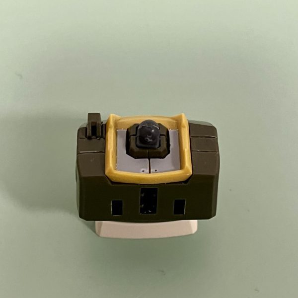 定番のアーマー裏打ち。0.3mmプラ板をざっくりと切り出してから、ハマるサイズになるまで少しずつ形を整えていきました。足外側についている追加スラスター裏も気になったので裏打ち。組み立てたらほとんど見えません。ふくらはぎの窪みも、スラスター感を出すためスジ彫りを入れてフィンの様なデザインに変えました。一番気になっていた足首はキットのままだとボールジョイント軸丸出しなので、周りにプラ板を貼って太さを出しました。ただ、その分稼動は犠牲になっています。リアアーマー外側は出来る限りシンプルにしつつも、少しだけディテールアップをしました。パカっと外れそうな感じに仕上げられたと思います。首周りは後ろ側がのっぺりしていたので、こちらも0.3mmプラ板を貼ってディテール追加しました。正直組み上げたらほぼ見えない所ばかりですが、気になったならやってみよう！という事で。（5枚目）