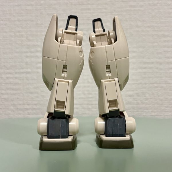 定番のアーマー裏打ち。0.3mmプラ板をざっくりと切り出してから、ハマるサイズになるまで少しずつ形を整えていきました。足外側についている追加スラスター裏も気になったので裏打ち。組み立てたらほとんど見えません。ふくらはぎの窪みも、スラスター感を出すためスジ彫りを入れてフィンの様なデザインに変えました。一番気になっていた足首はキットのままだとボールジョイント軸丸出しなので、周りにプラ板を貼って太さを出しました。ただ、その分稼動は犠牲になっています。リアアーマー外側は出来る限りシンプルにしつつも、少しだけディテールアップをしました。パカっと外れそうな感じに仕上げられたと思います。首周りは後ろ側がのっぺりしていたので、こちらも0.3mmプラ板を貼ってディテール追加しました。正直組み上げたらほぼ見えない所ばかりですが、気になったならやってみよう！という事で。（3枚目）